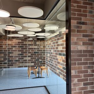 Sichtschutzfolie bedruckt: passend zum Sichtmauerwerk